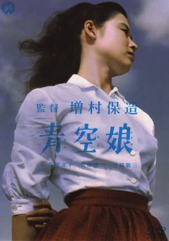 Jeune fille sous le ciel bleu