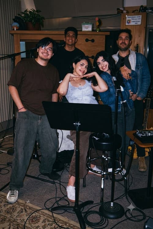 Alessia Cara: Giant Desk Concert