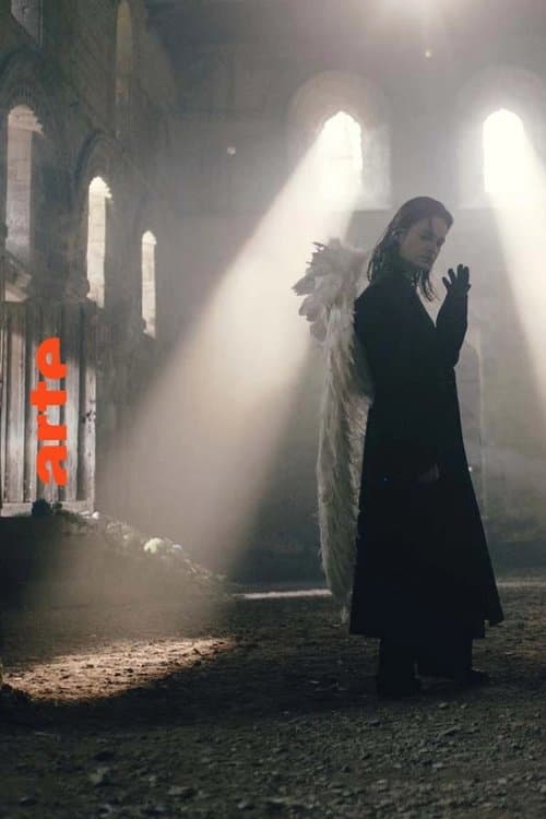 Christine and the Queens dans l'église Saint-Pierre de Thaon